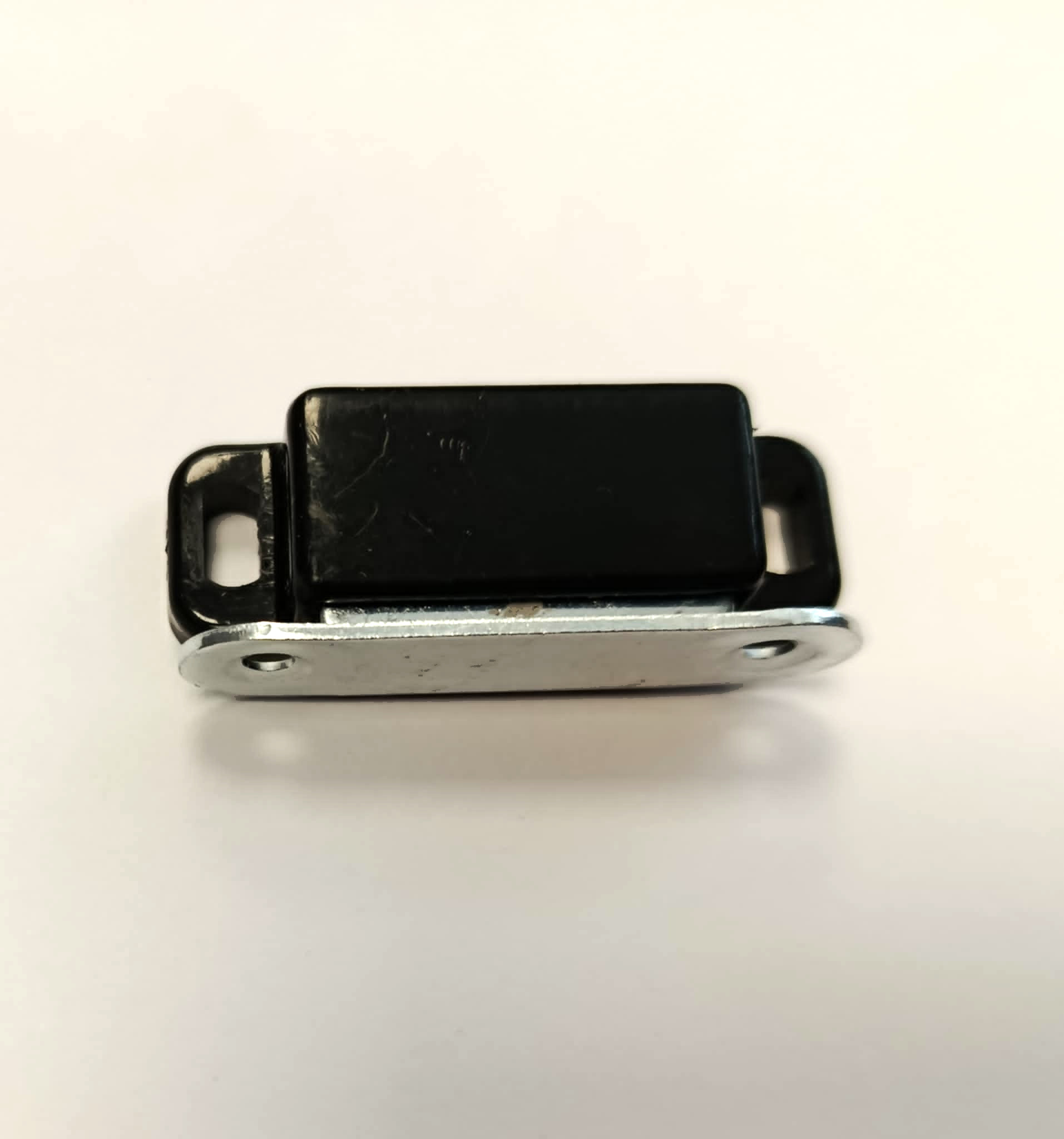 Magnet nábytkový černý RAL 9005
